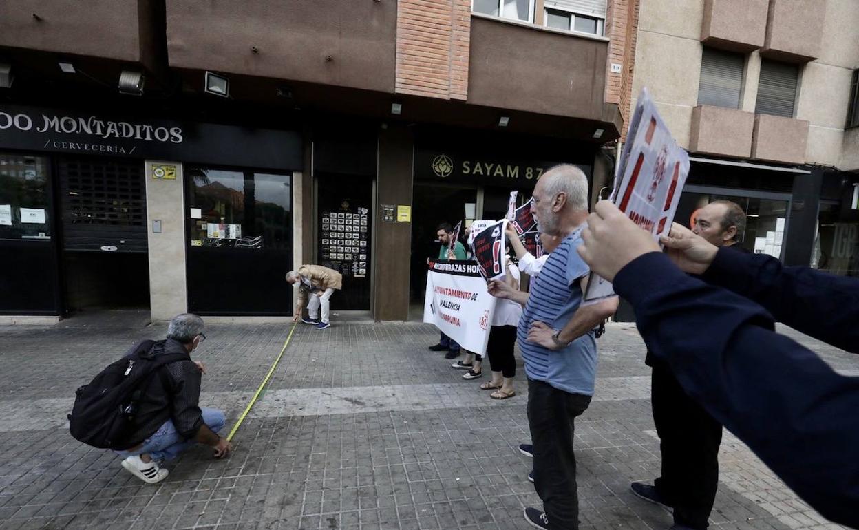 Medición de una de las terrazas afectadas en la avenida Blasco Ibáñe