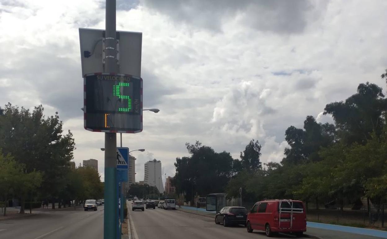 El radar pedagógico instalado en la avenida Juan Carlos I de Calp.  