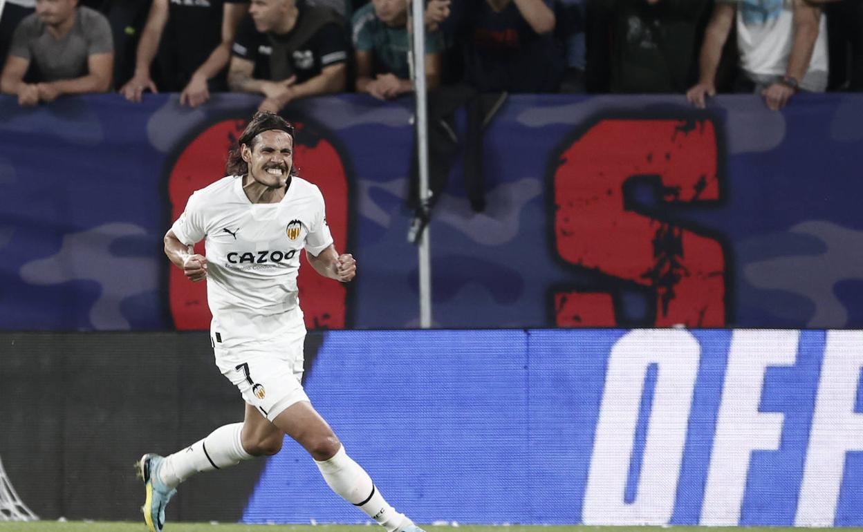 Cavani celebra con rabia el gol de Justin Kluivert, que llegó tras una asistencia suya. 