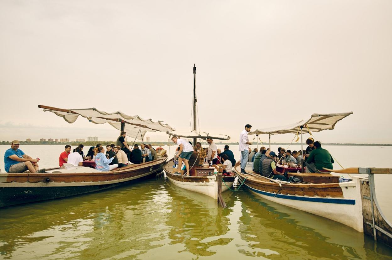 Los cocineros participantes en el concurso, por la Albufera. lp
