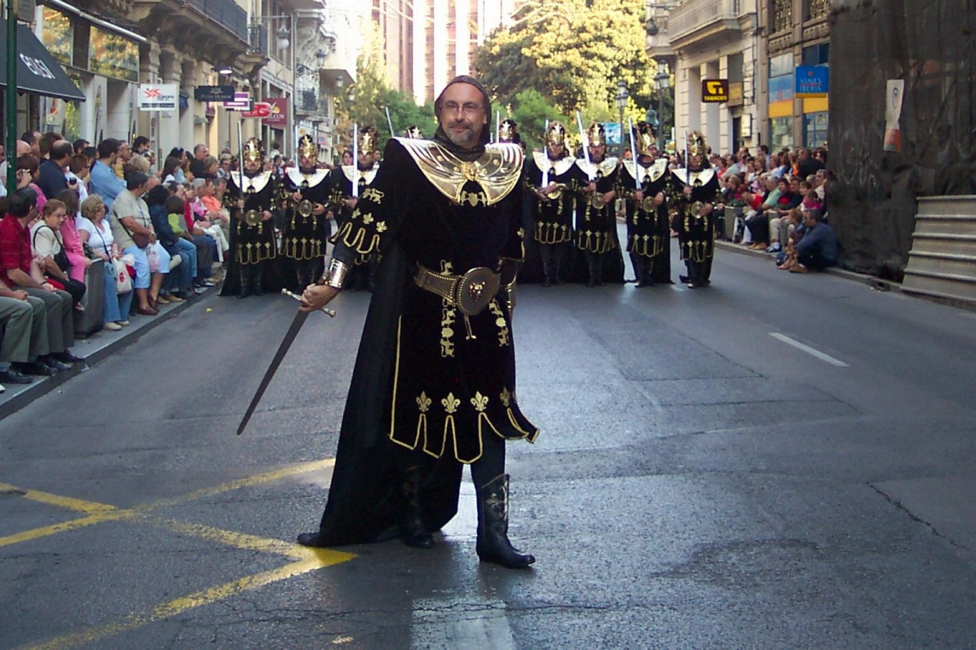 Escuadra. Vicente Roig Marzal, de cuadro de escuadra con los Cavallers del Tossal. LP