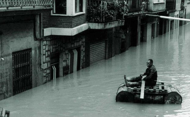 La rotura de la presa de Tous, con 120 millones de metros cúbicos de agua embalsados, inundó la comarca de la Ribera.