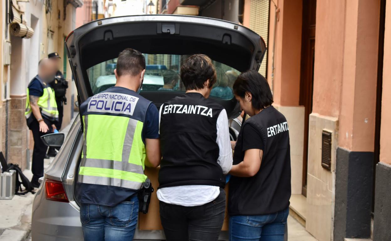 Efectivos de ambos cuerpos de seguridad. 