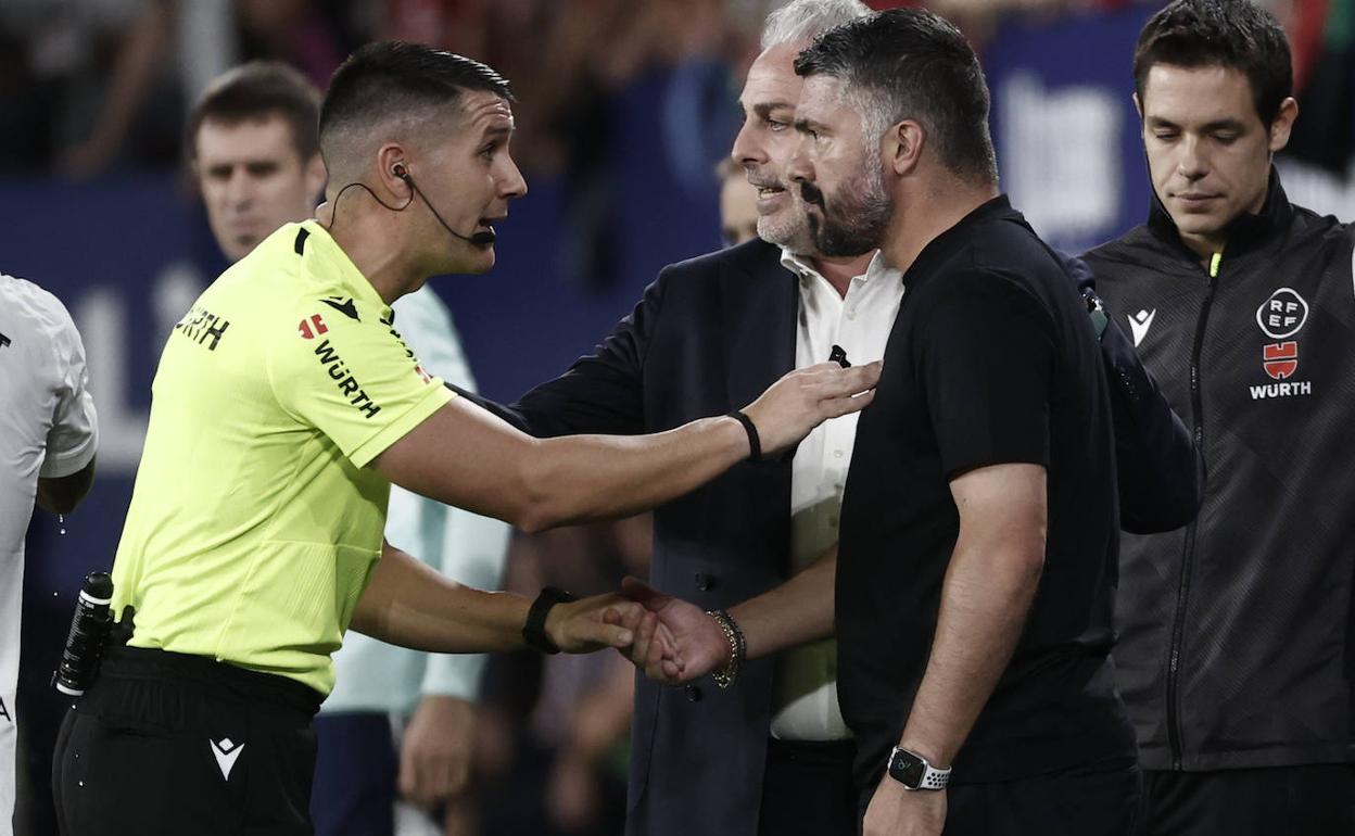 El árbitro del partido entre Osasuna y Valencia, Ortiz Arias, habla con Gattuso, a quien amonestó. 