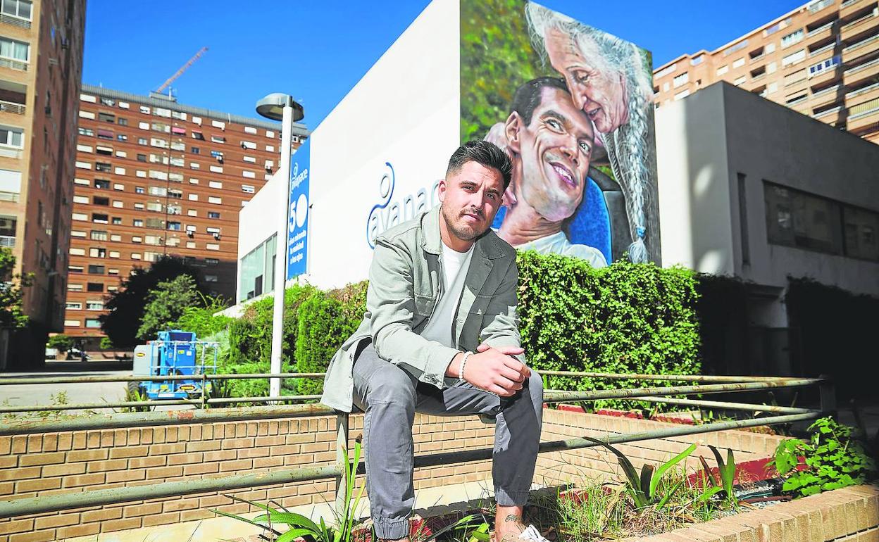 Dridali, frente al mural que acaba de realizar para la asociación Avapace. 