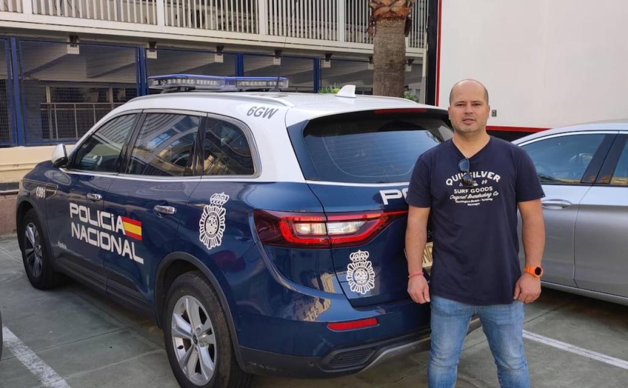 Ruymán Díaz junto al coche de la Policía Nacional. 