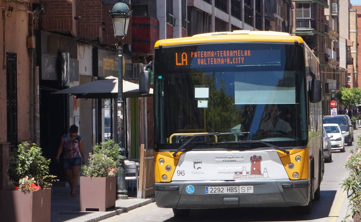 Uno de los autobuses municipales. 