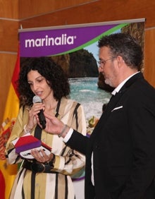 Imagen secundaria 2 - Josep Antoni Ivars con la alcaldesa, el público, y Cristina Carracedo con el presentador, Raúl Martínez.  