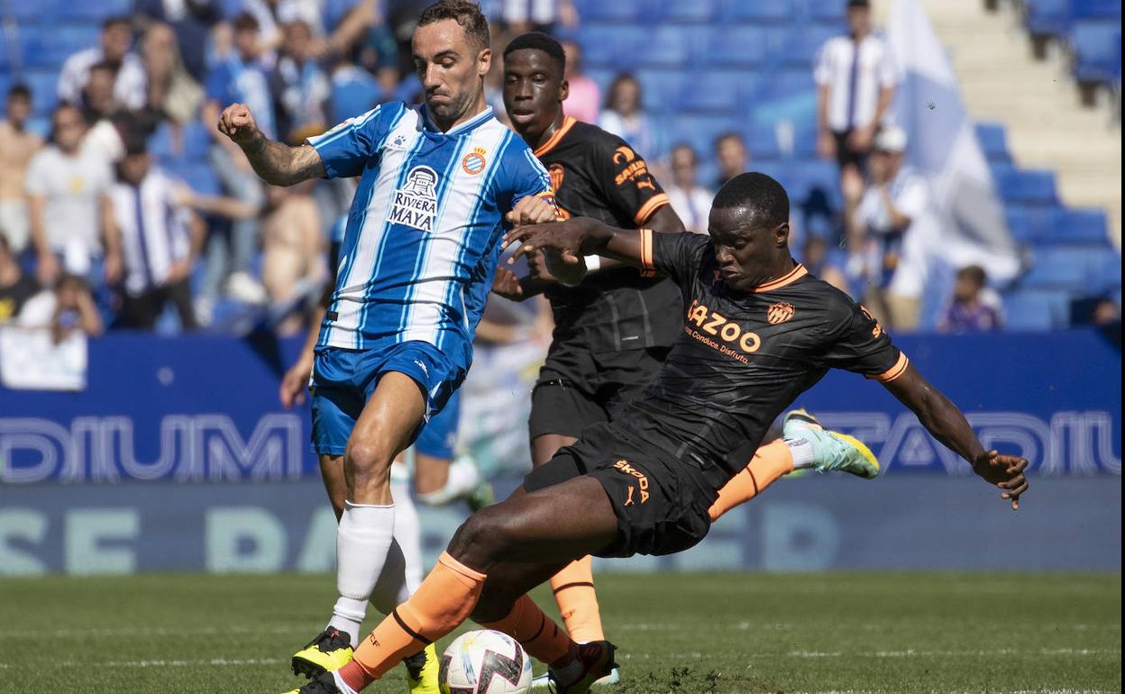 Mouctar Diakhaby pelea un balón con Sergi Darder en el choque frente al Espanyol de la pasada jornada.