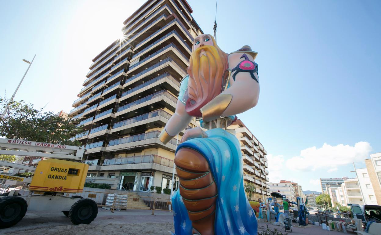 Gandia planta una Falla Borgiana en la playa durante el puente del 9 de octubre