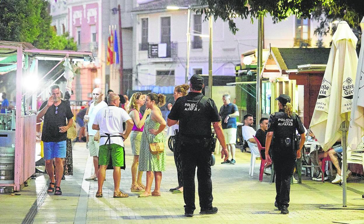 Los policías locales de Alfafar vigilan el recinto festivo. 