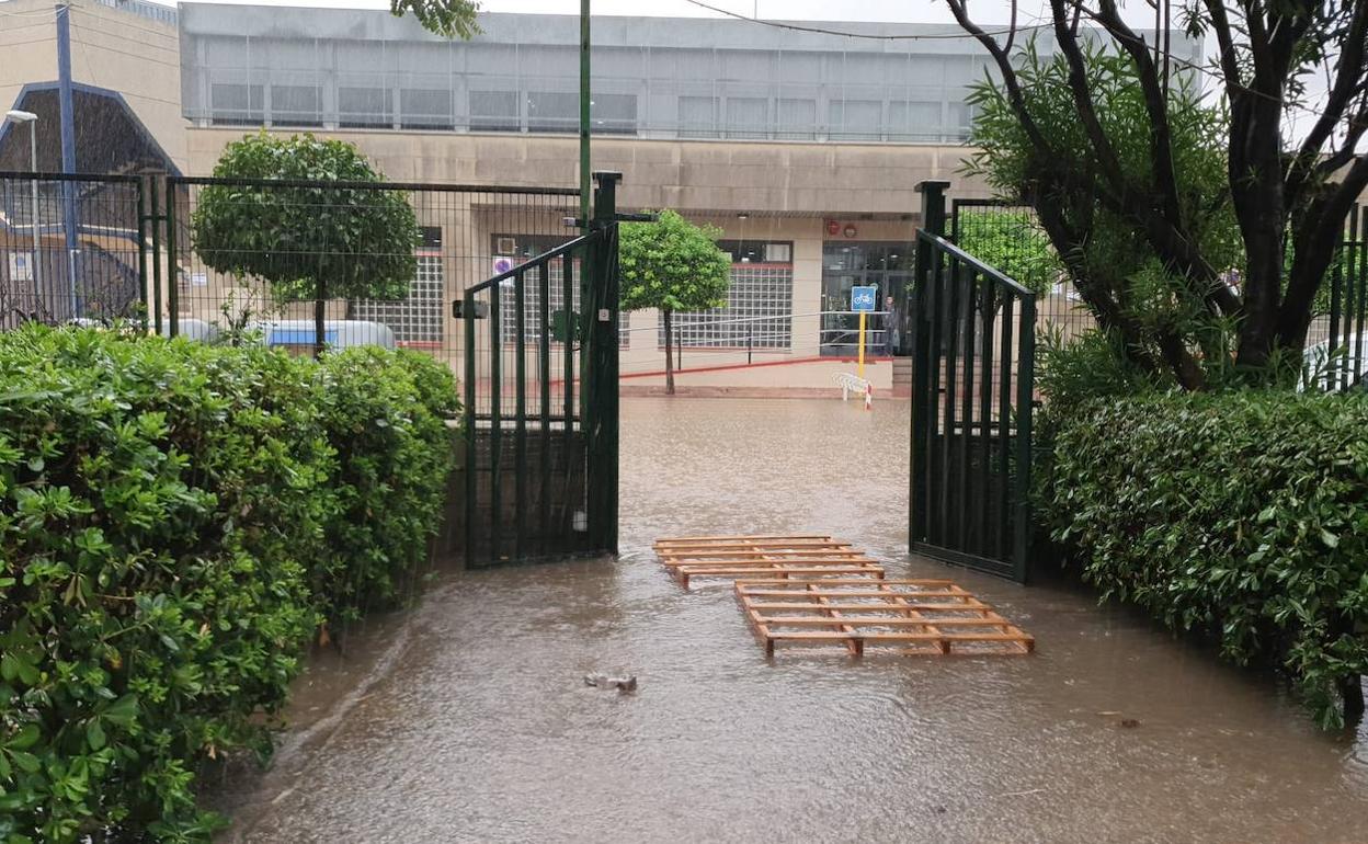 Un centro escolar inundado en las lluvias de estos días. 