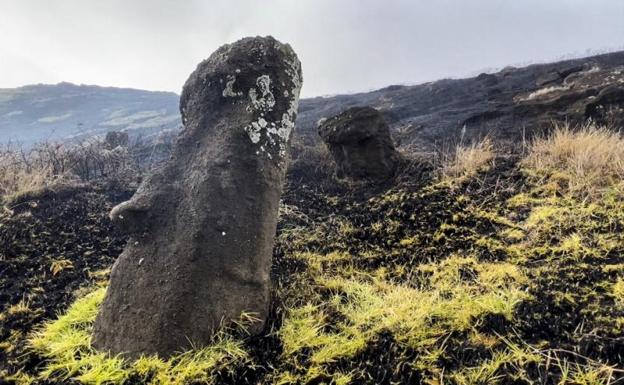 Las llamas calcinan decenas de moái en Isla de Pascua y arrasan un centenar de hectáreas