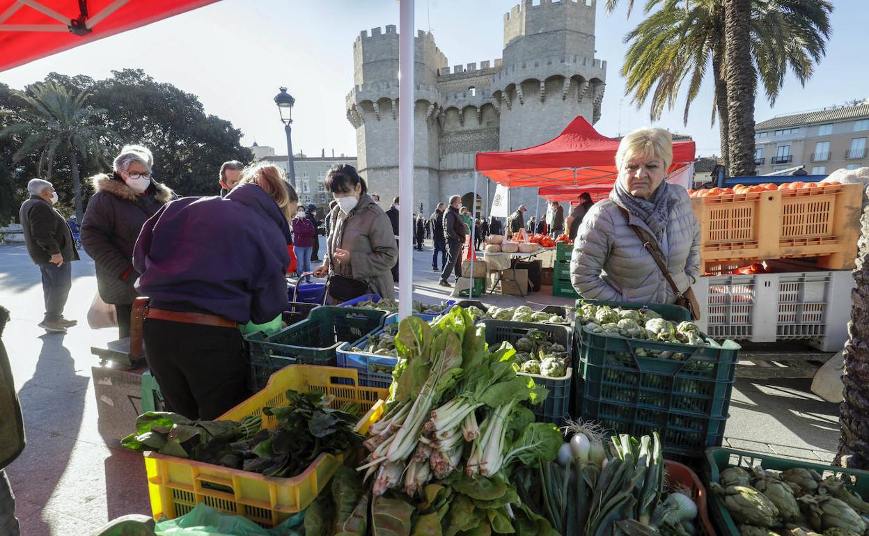 Mercadillo de agricultores en la plaza de la Crida, enfrente de las torres de Serranos. 