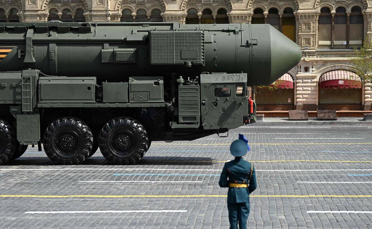 Un soldado ruso hace guardia al paso de un misil intercontinental durante el desfile militar celebrado en la Plaza Roja de Moscú en mayo.