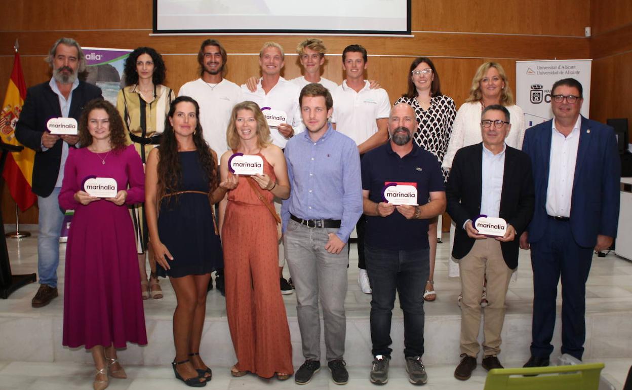 Los premiados con las fundadoras de Marinalia y los representantes municipales de Calp. 