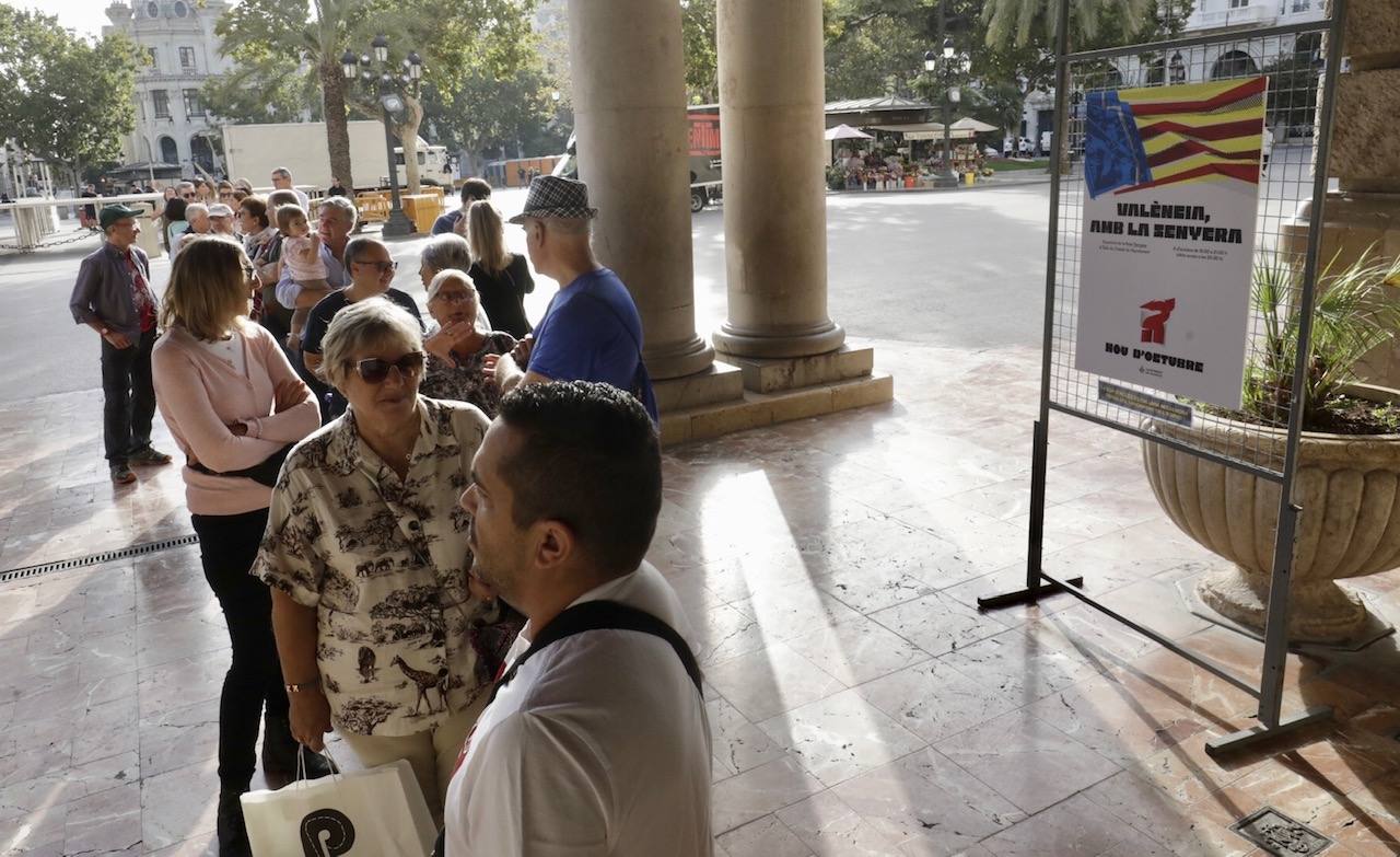 Varias personas se han dado cita para visitar la bandera de la Comunitat en este fin de semana del 9 d'Octubre.