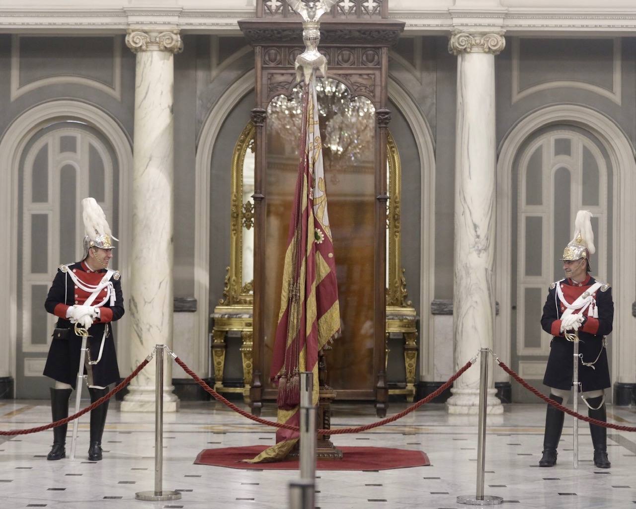 Varias personas se han dado cita para visitar la bandera de la Comunitat en este fin de semana del 9 d'Octubre.