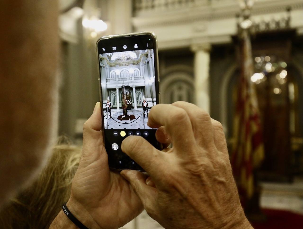 Varias personas se han dado cita para visitar la bandera de la Comunitat en este fin de semana del 9 d'Octubre.