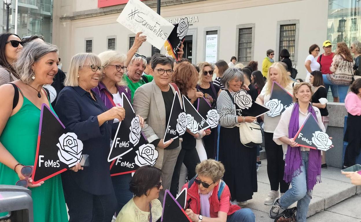 Posados después de la manifestación de la asociación Amanda, en Madrid, este sábado.