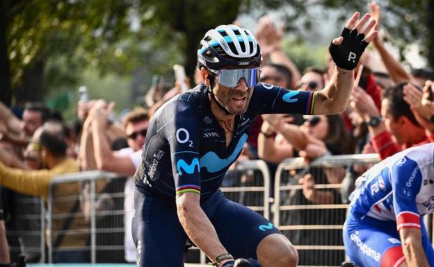 Valverde saluda al público tras cruzar la meta de Il Lombardía y poner fin a su carrera. 