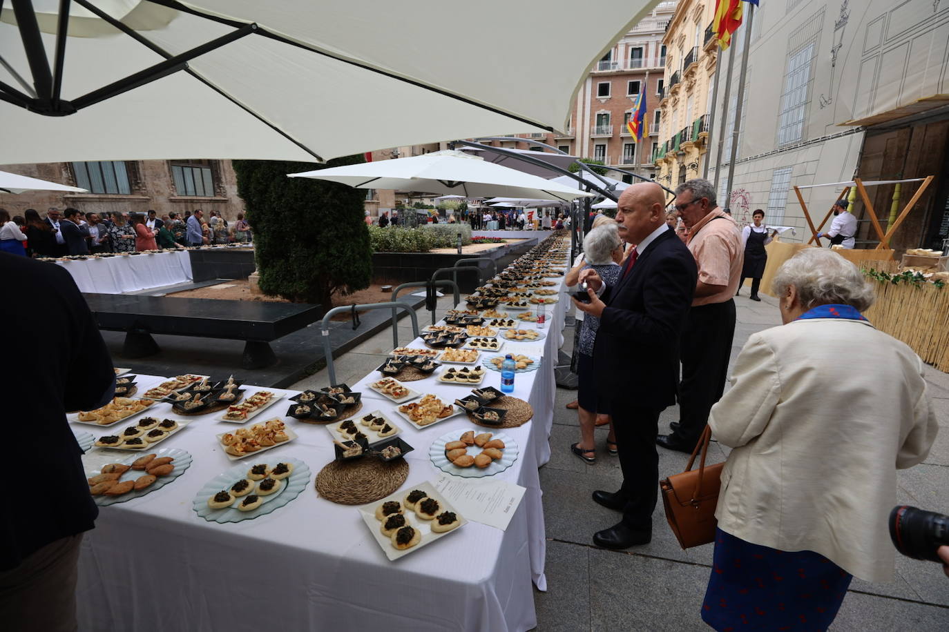 Los invitados pertenecen a diferentes ámbitos de la sociedad valenciana. 