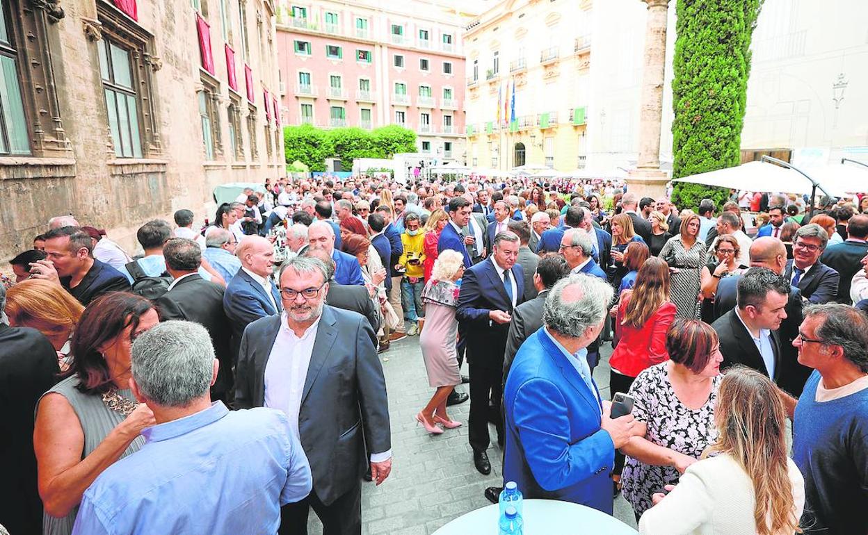 La plaza de Manises se llenó para el vino de honor. 