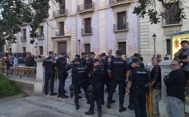 Policías nacionales en la plaza de Alfonso el Magnánimo. 