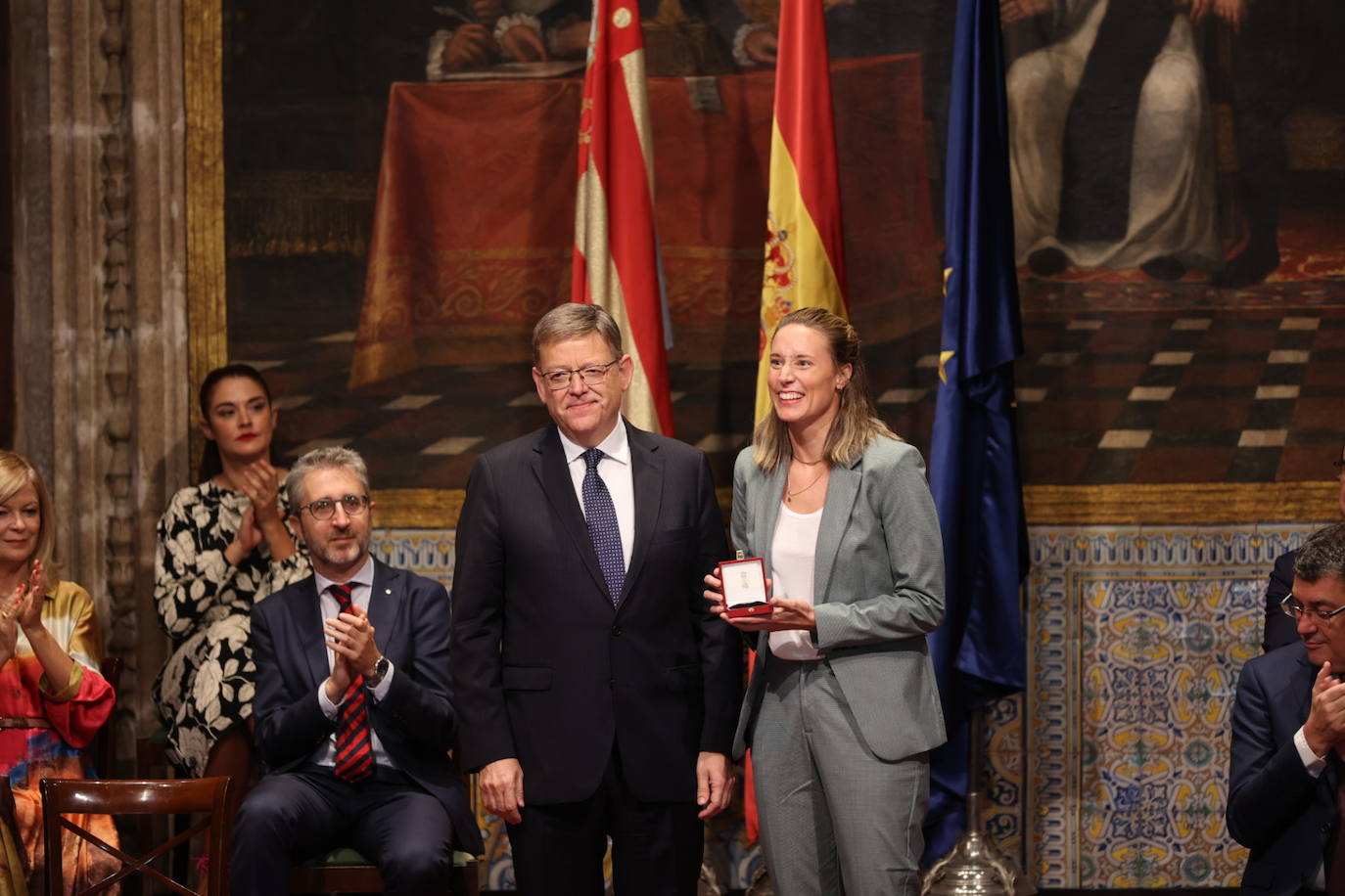 Los galardonados han posado junto al presidente de Generalitat.