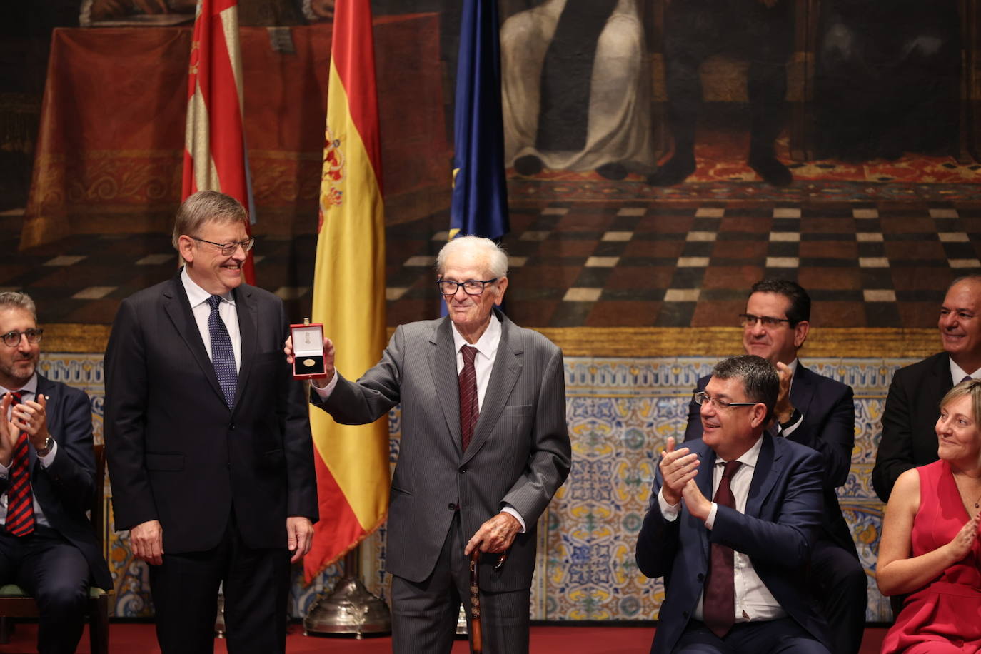 Los galardonados han posado junto al presidente de Generalitat.