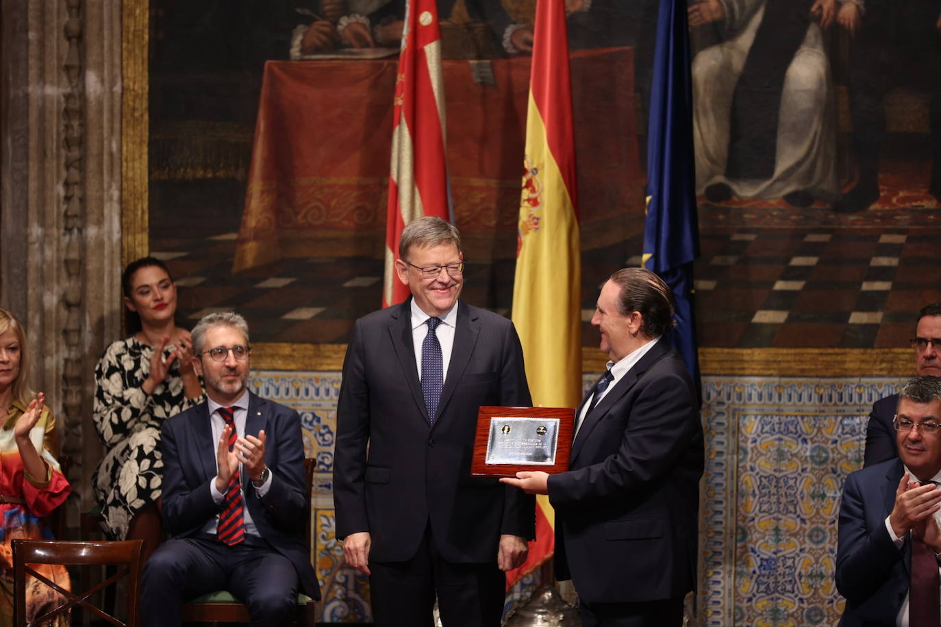 Los galardonados han posado junto al presidente de Generalitat.