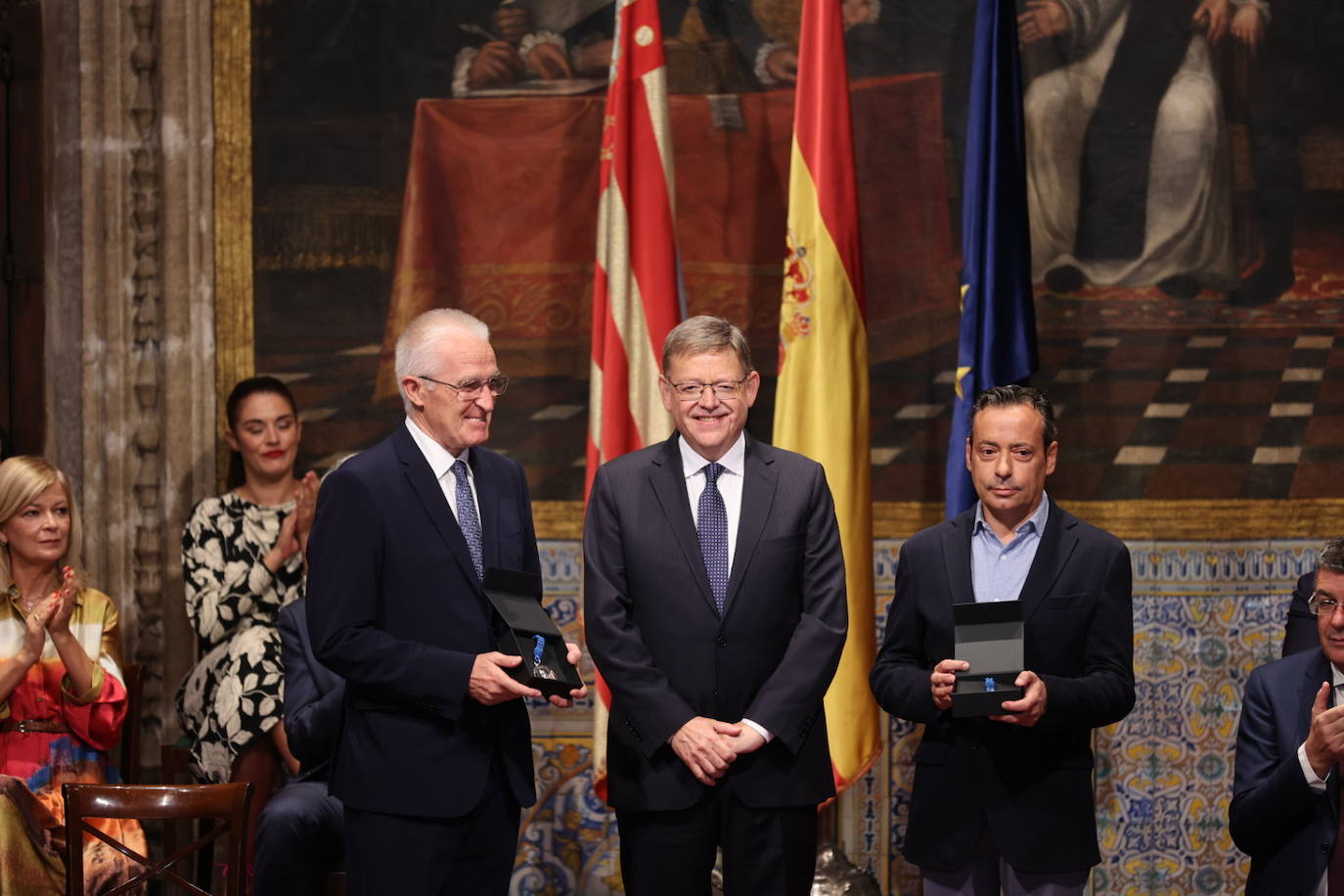 Los galardonados han posado junto al presidente de Generalitat.