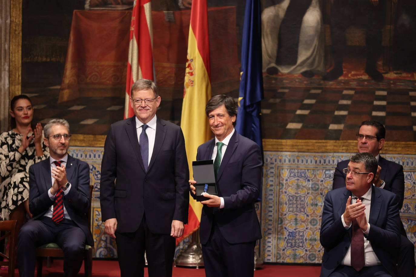 Los galardonados han posado junto al presidente de Generalitat.