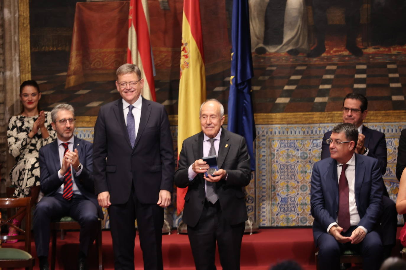 Los galardonados han posado junto al presidente de Generalitat.