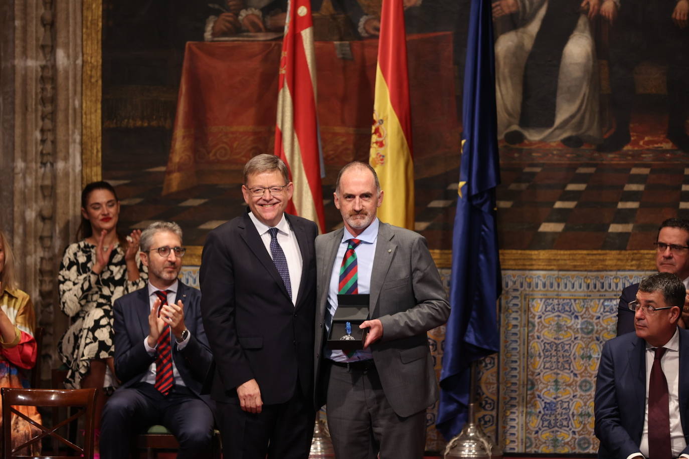 Los galardonados han posado junto al presidente de Generalitat.