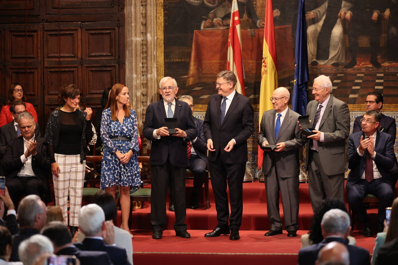 Los galardonados han posado junto al presidente de Generalitat.