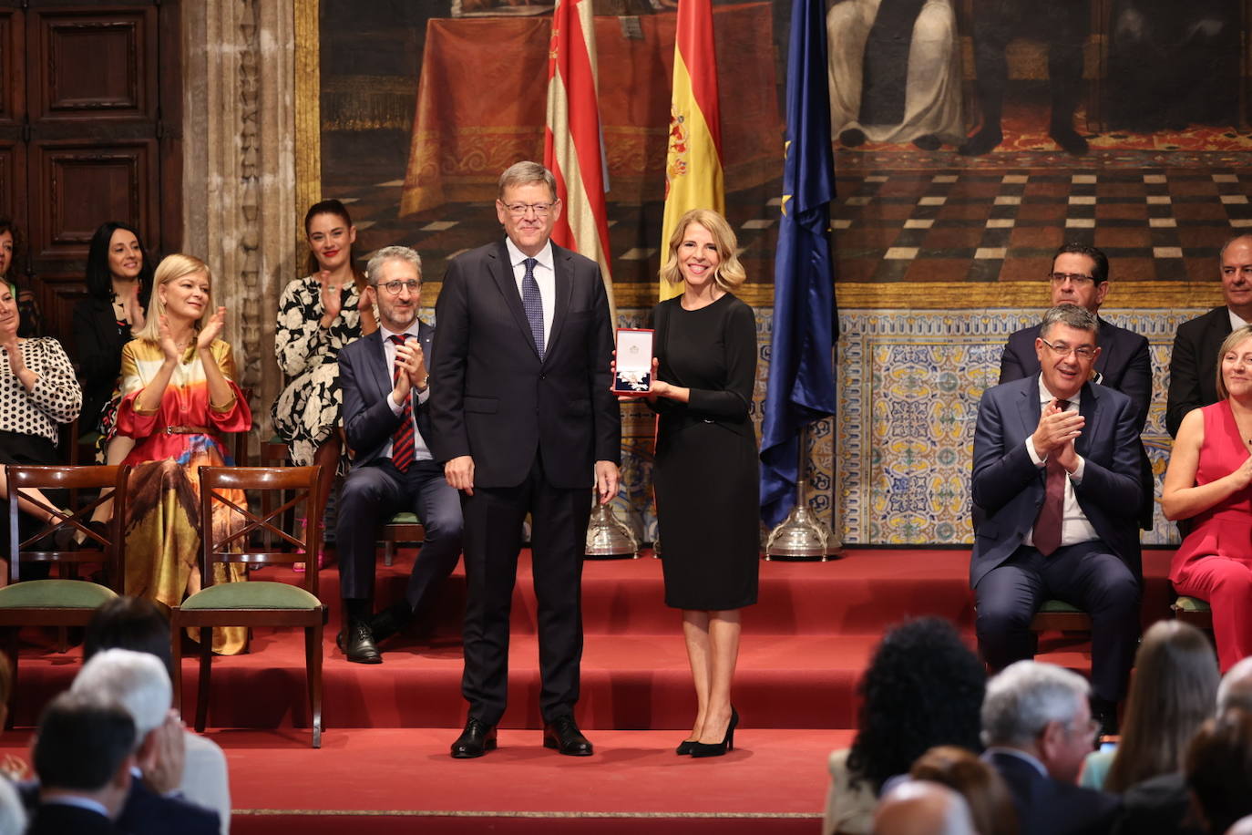 Los galardonados han posado junto al presidente de Generalitat.