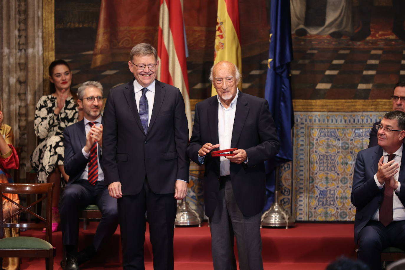 Los galardonados han posado junto al presidente de Generalitat.