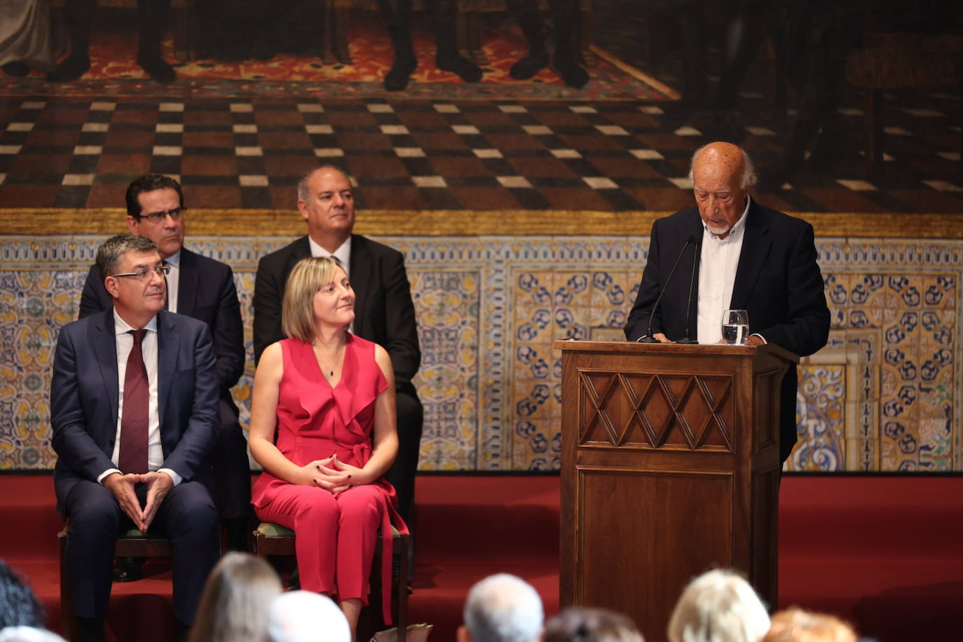 Los galardonados han posado junto al presidente de Generalitat.