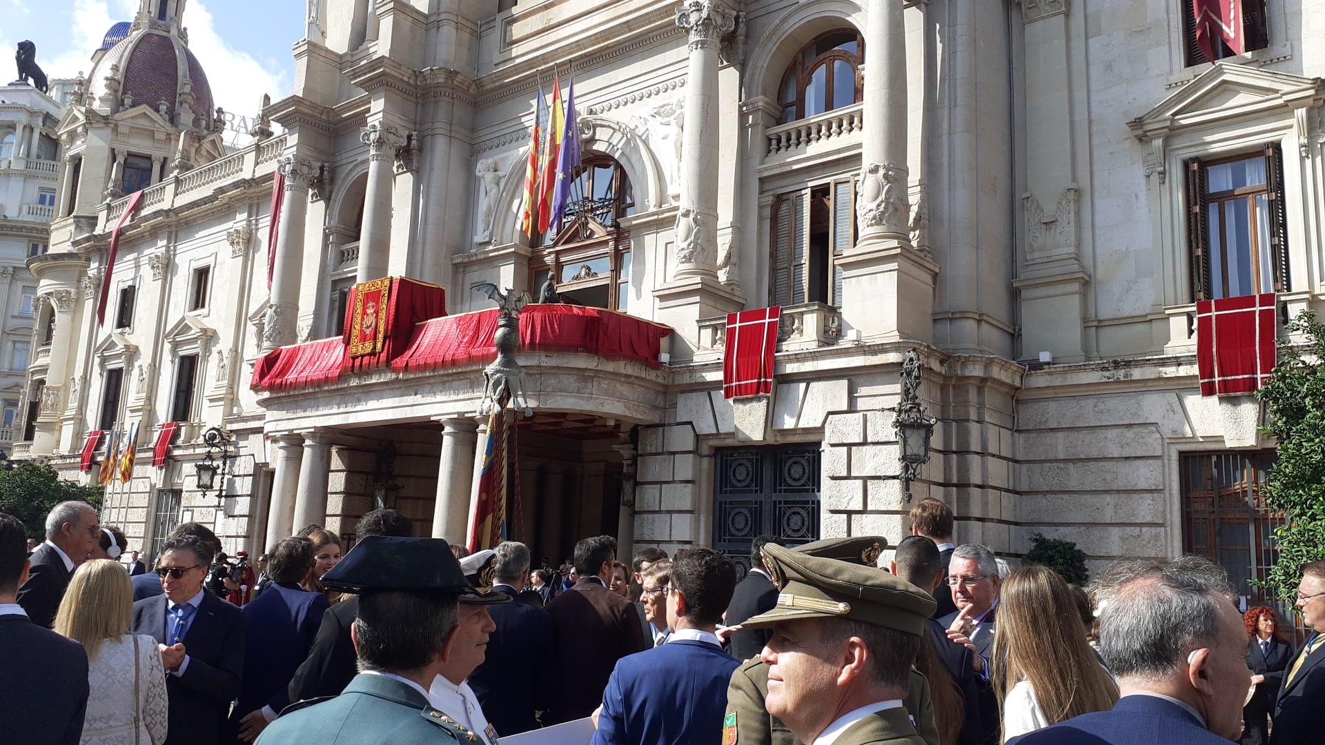 Miles de valencianos participan en una marcha de la enseña que recupera el recorrido habitual