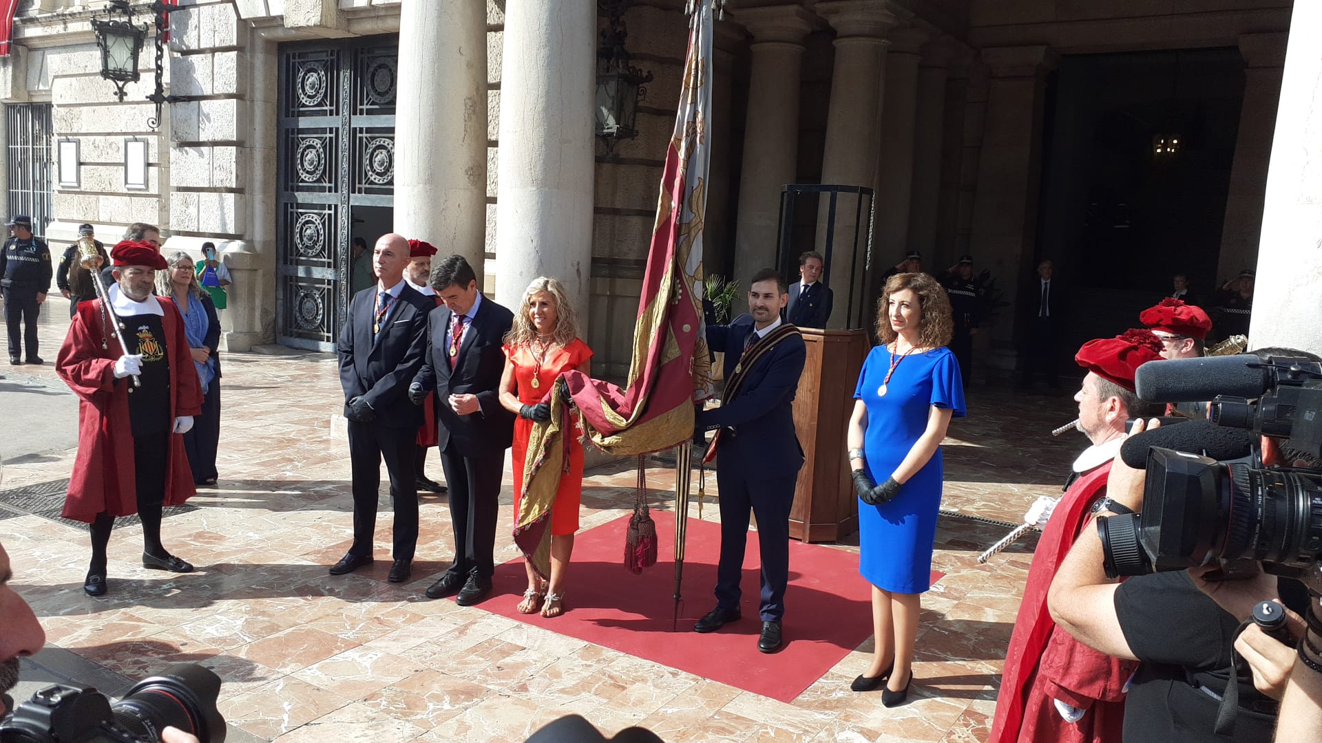 Miles de valencianos participan en una marcha de la enseña que recupera el recorrido habitual