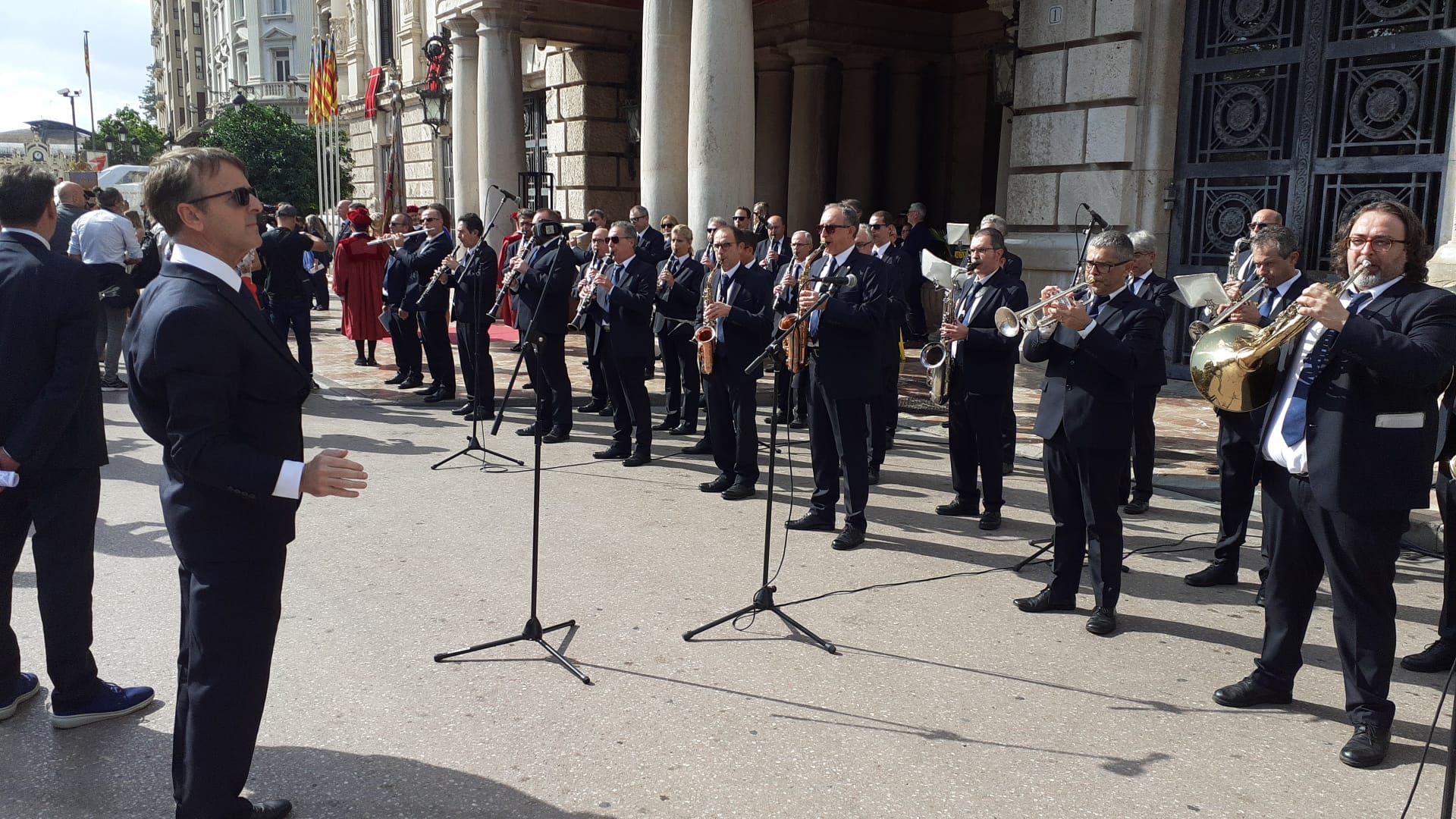 Miles de valencianos participan en una marcha de la enseña que recupera el recorrido habitual