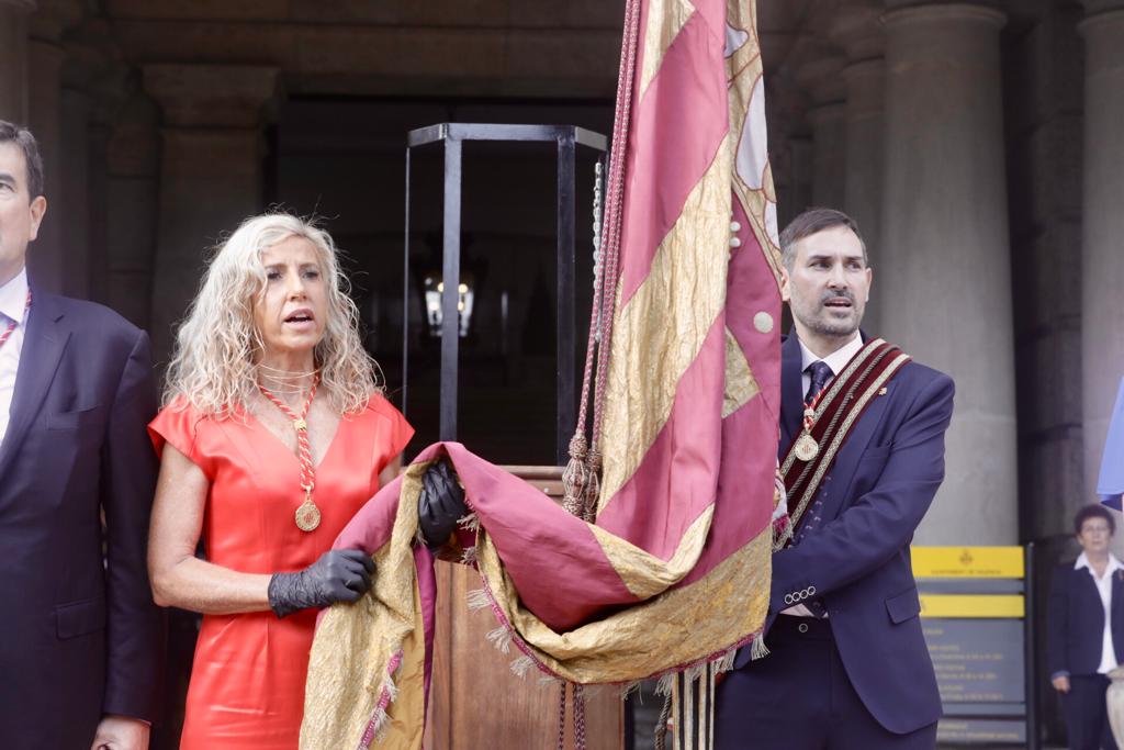 Miles de valencianos participan en una marcha de la enseña que recupera el recorrido habitual