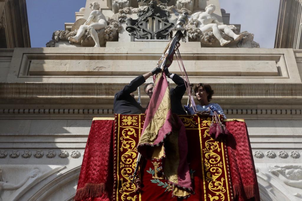 Miles de valencianos participan en una marcha de la enseña que recupera el recorrido habitual