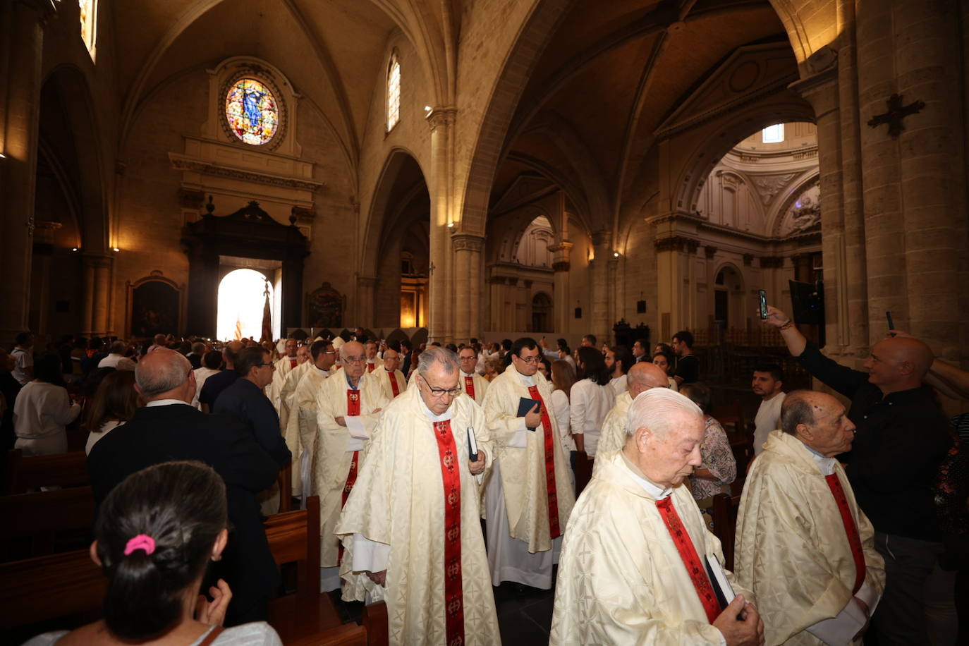 El cardenal Antonio Cañizares preside el acto en la Catedral de Valencia.