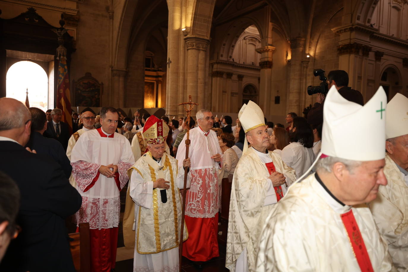 El cardenal Antonio Cañizares preside el acto en la Catedral de Valencia.