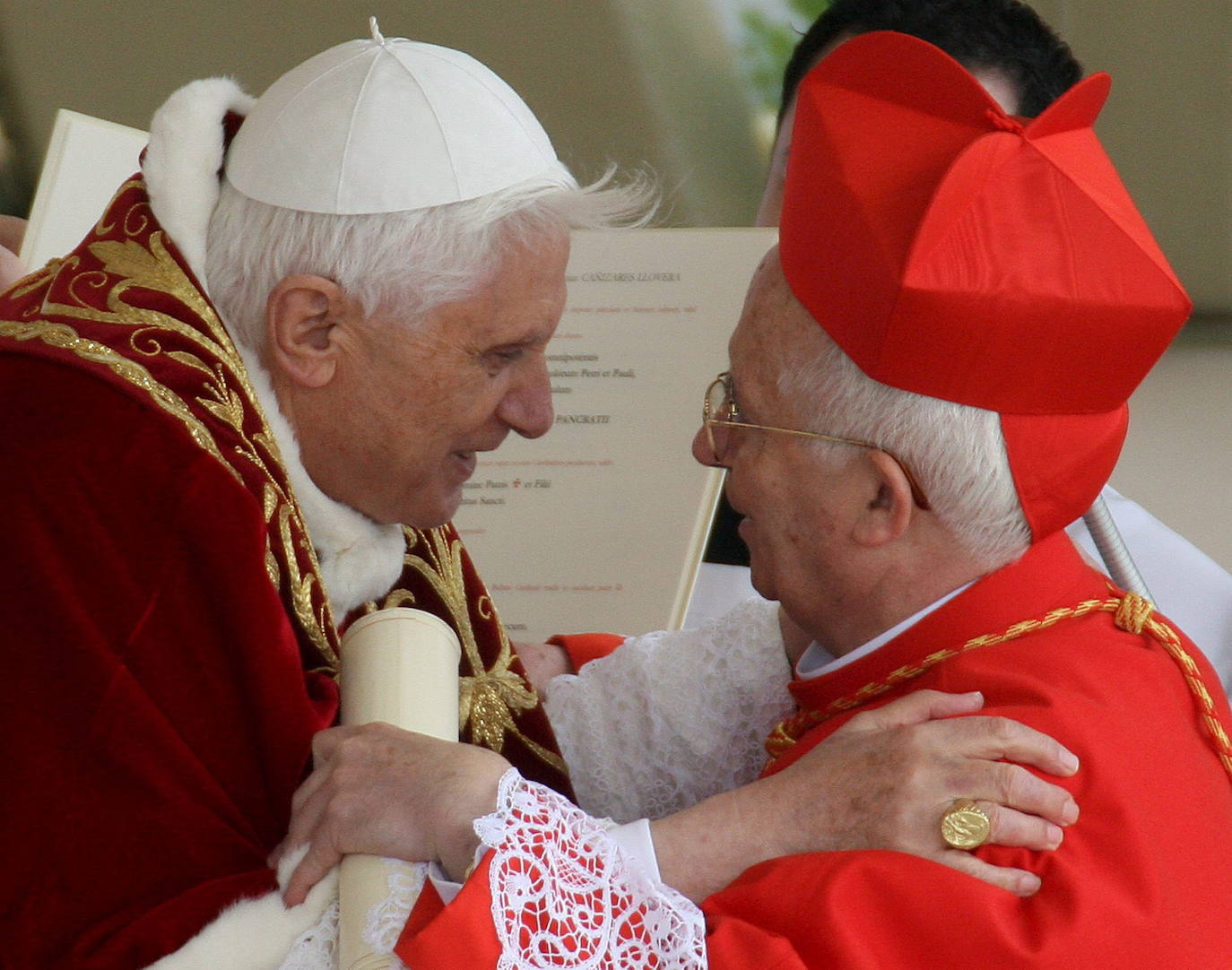 Marzo de 2006. El entonces papa Benedicto XVI abraza al cardenal Antonio Cañizares Llovera, durante el rito de nombramiento de los 15 primeros cardenales de su pontificado ante varias decenas de miles de personas que asisten a la ceremonia.