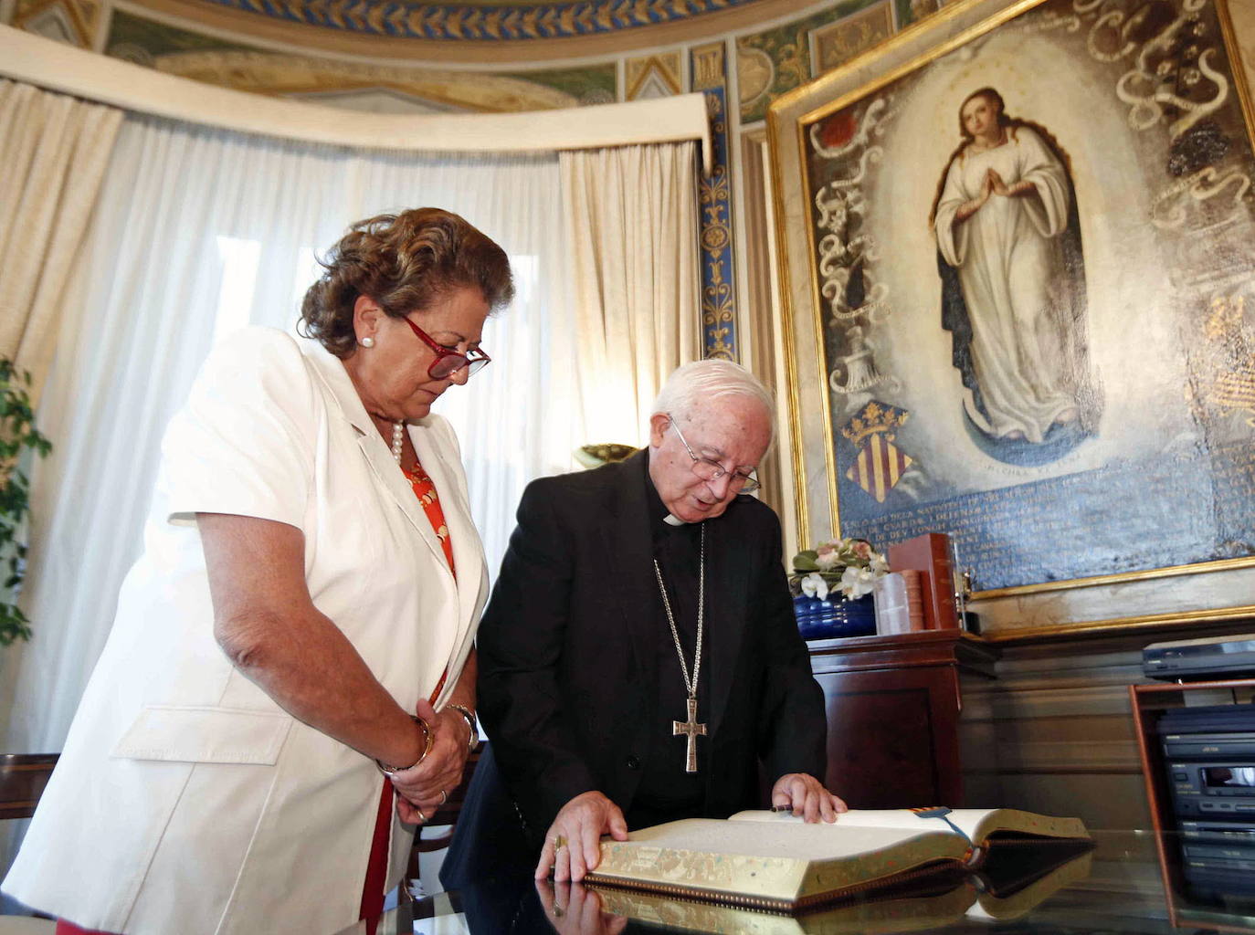 Octubre de 2014. Barberá lee las palabras de Cañizares en el Libro de Oro. 