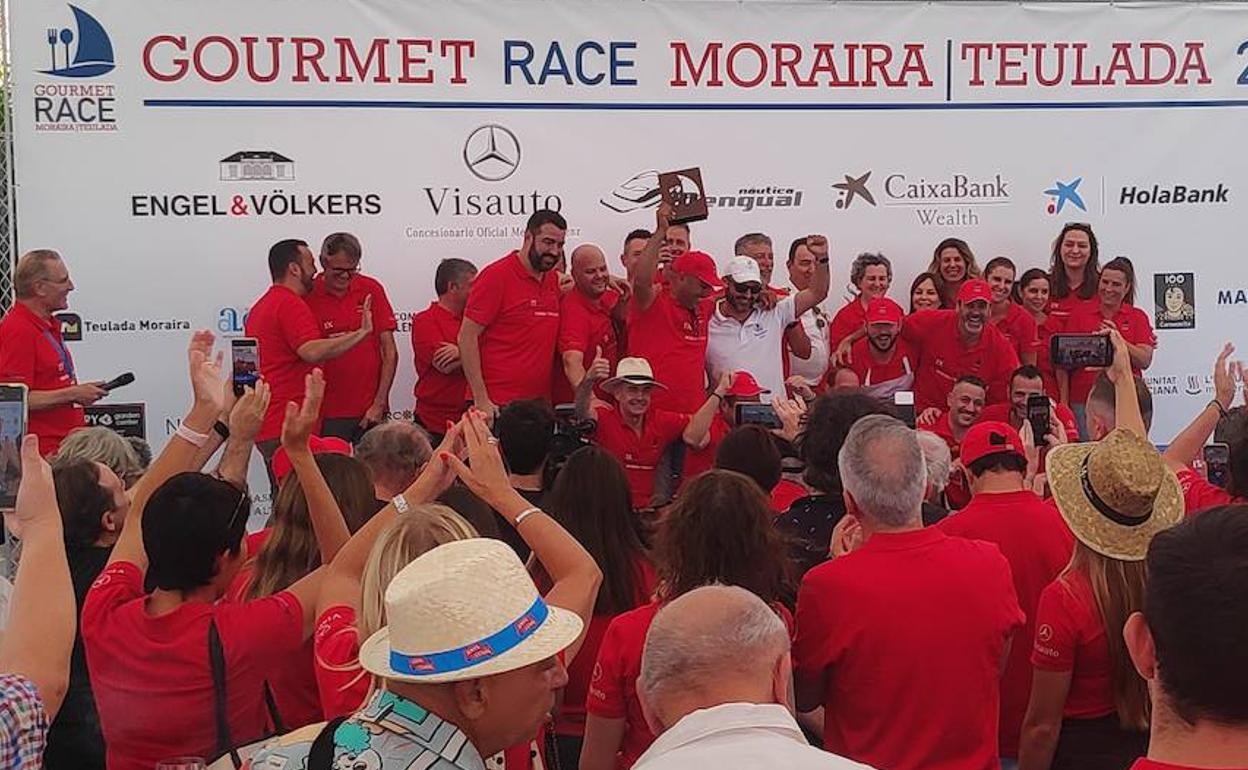 Chef, patrón y tripulación recogiendo el premio junto al jurado. 