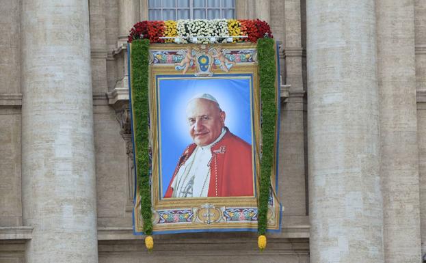 Imagen de Juan XXIII en un balcón del Vaticano.